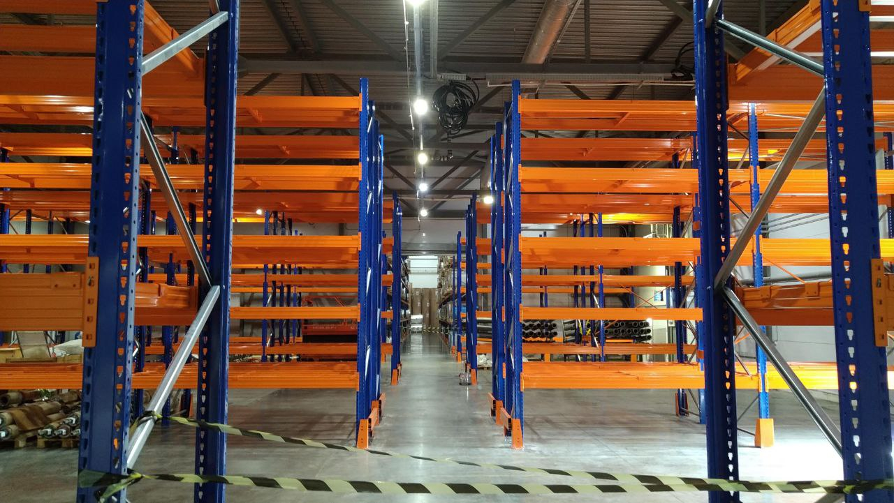 Монтаж паллетных фронтальных стеллажей для полиграфической компании