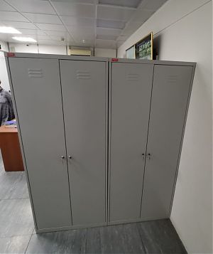 Установка двухсекционного металлического шкафа ШРМ-АК-800 для хранения одежды